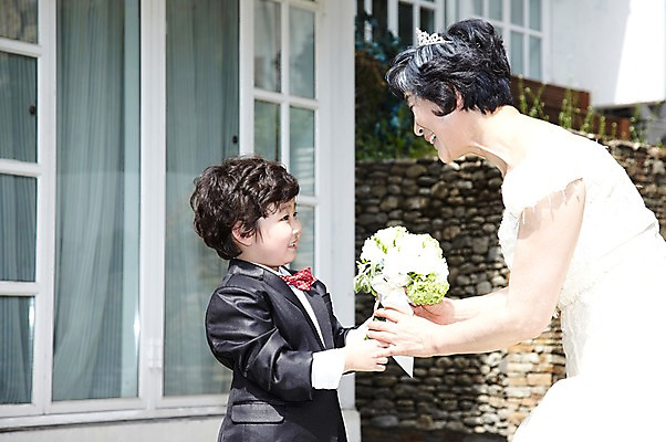 포토 JPG 주간 라이프스타일 여자 노년 남자 행복 할머니 어린이 부케 웨딩드레스 결혼 가족 손자 미소 웃음 들기 사람 동양인 정장 턱시도 소년 상반신 성인 야외 두명 옆모습 실버라이프 마주보기 한국인 축복 60대 리마인드웨딩 국내포토 자연요소 드레스 옷 감정 뷰포인트 꽃다발 컨셉 관계 모션 표정 인종 이벤트 생활 손주 파일형식