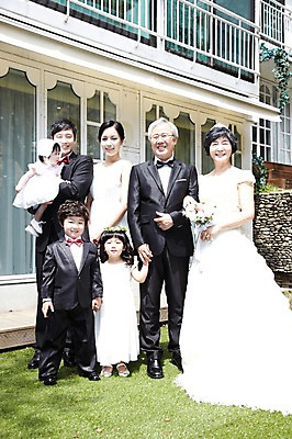 포토 JPG 주간 전신 라이프스타일 여자 할아버지 노년 남자 딸 행복 아들 할머니 어린이 부케 웨딩드레스 결혼 가족 안기 엄마 손자 손녀 대가족 서기 미소 웃음 들기 사람 동양인 정장 턱시도 소녀 소년 잔디 여러명 성인 야외 앞모습 30대 실버라이프 부모 손잡기 한국인 자녀 아기 아빠 축복 60대 손주 며느리 가족사진 리마인드웨딩 국내포토 자연요소 식물 드레스 옷 감정 뷰포인트 꽃다발 다수 컨셉 관계 모션 표정 인종 이벤트 생활 장년 파일형식 단체사진