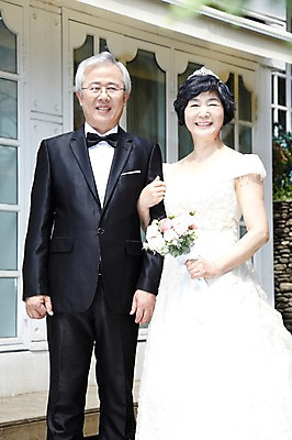 포토 JPG 주간 라이프스타일 부부 커플 드레스 여자 할아버지 노년 남자 행복 할머니 신부 부케 웨딩드레스 신랑 결혼 서기 미소 웃음 들기 사람 동양인 정장 턱시도 성인 야외 두명 앞모습 실버라이프 팔짱 노부부 한국인 축복 60대 리마인드웨딩 노인만 국내포토 자연요소 옷 감정 뷰포인트 꽃다발 컨셉 관계 모션 표정 인종 이벤트 생활 성인만 파일형식