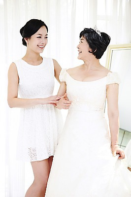 포토 JPG 라이프스타일 드레스 여자 노년 딸 행복 할머니 신부 웨딩드레스 결혼 가족 모녀 엄마 실내 서기 미소 웃음 사람 동양인 성인 두명 앞모습 30대 실버라이프 부모 마주보기 팔짱 거울 한국인 자녀 커튼 축복 60대 며느리 리마인드웨딩 여자만 국내포토 옷 감정 뷰포인트 컨셉 관계 모션 표정 인종 이벤트 내부 생활 장년 파일형식