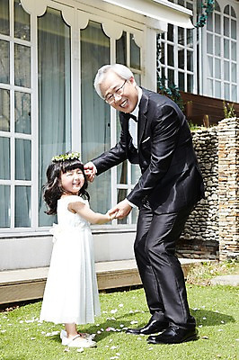 포토 JPG 주간 전신 라이프스타일 드레스 여자 할아버지 노년 남자 행복 어린이 결혼 가족 손녀 서기 미소 웃음 사람 동양인 정장 턱시도 소녀 잔디 성인 야외 두명 옆모습 실버라이프 마주보기 손잡기 한국인 축복 60대 리마인드웨딩 국내포토 자연요소 식물 옷 감정 뷰포인트 컨셉 관계 모션 표정 인종 이벤트 생활 손주 파일형식