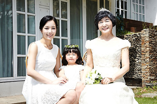 포토 JPG 주간 라이프스타일 여자 노년 딸 행복 할머니 어린이 부케 웨딩드레스 결혼 가족 모녀 엄마 손녀 미소 웃음 들기 사람 앉기 동양인 소녀 성인 야외 앞모습 세명 30대 실버라이프 부모 손잡기 한국인 자녀 축복 60대 며느리 가족사진 리마인드웨딩 여자만 국내포토 자연요소 드레스 감정 뷰포인트 꽃다발 컨셉 관계 모션 표정 인종 이벤트 생활 장년 손주 파일형식 단체사진