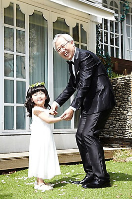 포토 JPG 주간 전신 라이프스타일 드레스 여자 할아버지 노년 남자 행복 어린이 결혼 가족 손녀 서기 미소 웃음 사람 동양인 정장 턱시도 소녀 잔디 성인 야외 두명 옆모습 실버라이프 마주보기 손잡기 한국인 축복 60대 리마인드웨딩 국내포토 자연요소 식물 옷 감정 뷰포인트 컨셉 관계 모션 표정 인종 이벤트 생활 손주 파일형식