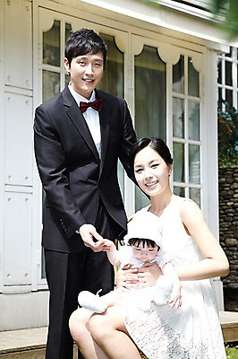 포토 JPG 주간 라이프스타일 드레스 여자 남자 딸 행복 결혼 가족 서기 미소 웃음 사람 앉기 동양인 정장 턱시도 성인 야외 앞모습 세명 30대 부모 한국인 자녀 아기 축복 국내포토 자연요소 옷 감정 뷰포인트 컨셉 관계 모션 표정 인종 이벤트 생활 장년 파일형식