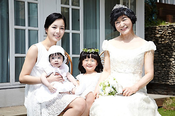 포토 JPG 주간 라이프스타일 여자 노년 딸 행복 할머니 어린이 부케 웨딩드레스 결혼 가족 모녀 엄마 손녀 미소 웃음 들기 사람 앉기 동양인 소녀 여러명 성인 야외 앞모습 30대 실버라이프 부모 손잡기 한국인 자녀 아기 축복 60대 며느리 가족사진 리마인드웨딩 여자만 국내포토 자연요소 드레스 감정 뷰포인트 꽃다발 다수 컨셉 관계 모션 표정 인종 이벤트 생활 장년 손주 파일형식 단체사진