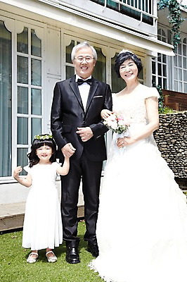 포토 JPG 주간 전신 라이프스타일 드레스 여자 할아버지 노년 남자 행복 할머니 어린이 부케 웨딩드레스 결혼 가족 손녀 서기 미소 웃음 들기 사람 동양인 정장 턱시도 소녀 잔디 성인 야외 앞모습 세명 실버라이프 한국인 축복 60대 가족사진 리마인드웨딩 국내포토 자연요소 식물 옷 감정 뷰포인트 꽃다발 컨셉 관계 모션 표정 인종 이벤트 생활 손주 파일형식 단체사진