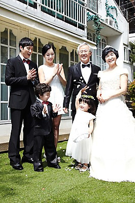 포토 JPG 주간 전신 라이프스타일 여자 할아버지 노년 남자 딸 행복 아들 할머니 어린이 웨딩드레스 결혼 가족 엄마 손자 손녀 대가족 서기 미소 웃음 사람 동양인 정장 턱시도 소녀 소년 잔디 여러명 성인 야외 앞모습 30대 실버라이프 부모 바구니 한국인 자녀 축하 아빠 축복 60대 박수 손주 며느리 가족사진 꽃가루 리마인드웨딩 들러리 국내포토 자연요소 식물 드레스 옷 감정 뷰포인트 다수 컨셉 관계 모션 표정 인종 손짓 이벤트 생활 장년 가루 하객 파일형식 단체사진