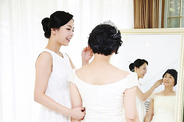 포토 JPG 라이프스타일 드레스 여자 노년 딸 행복 할머니 신부 웨딩드레스 결혼 가족 모녀 엄마 실내 미소 웃음 사람 동양인 상반신 성인 두명 뒷모습 30대 실버라이프 부모 반사 팔짱 거울 한국인 자녀 커튼 축복 60대 며느리 리마인드웨딩 여자만 국내포토 옷 감정 뷰포인트 컨셉 관계 모션 표정 인종 이벤트 내부 생활 장년 파일형식