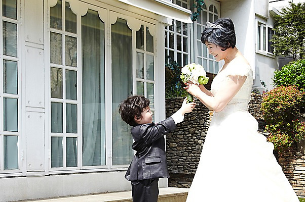 포토 JPG 주간 라이프스타일 여자 노년 남자 행복 할머니 어린이 부케 웨딩드레스 결혼 가족 손자 서기 미소 웃음 들기 사람 동양인 정장 턱시도 소년 성인 야외 두명 옆모습 실버라이프 마주보기 한국인 축복 60대 리마인드웨딩 국내포토 자연요소 드레스 옷 감정 뷰포인트 꽃다발 컨셉 관계 모션 표정 인종 이벤트 생활 손주 파일형식