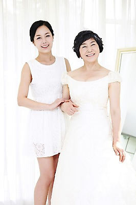 포토 JPG 라이프스타일 드레스 여자 노년 딸 행복 할머니 신부 웨딩드레스 결혼 가족 모녀 엄마 실내 서기 미소 웃음 사람 동양인 성인 두명 앞모습 30대 실버라이프 부모 팔짱 거울 한국인 자녀 커튼 축복 60대 며느리 리마인드웨딩 여자만 국내포토 옷 감정 뷰포인트 컨셉 관계 모션 표정 인종 이벤트 내부 생활 장년 파일형식