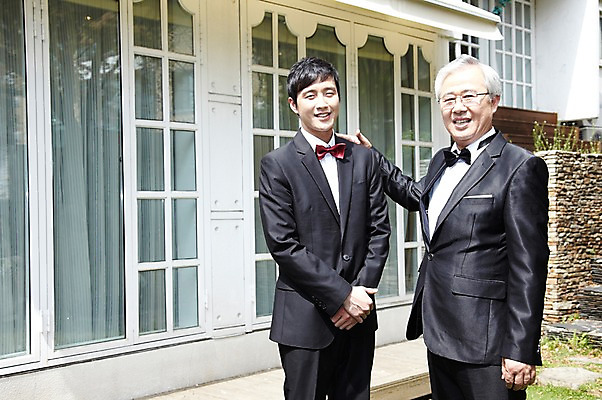 포토 JPG 주간 라이프스타일 할아버지 노년 남자 행복 아들 결혼 가족 서기 미소 웃음 사람 동양인 정장 턱시도 성인 야외 두명 앞모습 30대 실버라이프 부모 한국인 자녀 아빠 축복 60대 리마인드웨딩 부자지간 남자만 국내포토 자연요소 옷 감정 뷰포인트 컨셉 관계 모션 표정 인종 이벤트 생활 장년 파일형식