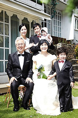 포토 JPG 주간 전신 라이프스타일 여자 할아버지 노년 남자 딸 행복 아들 할머니 어린이 부케 웨딩드레스 결혼 가족 안기 엄마 손자 손녀 대가족 서기 미소 웃음 들기 사람 앉기 동양인 정장 턱시도 소녀 소년 잔디 여러명 성인 야외 앞모습 30대 실버라이프 부모 손잡기 한국인 자녀 아기 아빠 축복 60대 손주 며느리 가족사진 리마인드웨딩 국내포토 자연요소 식물 드레스 옷 감정 뷰포인트 꽃다발 다수 컨셉 관계 모션 표정 인종 이벤트 생활 장년 파일형식 단체사진