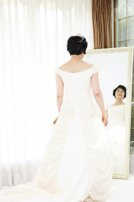 포토 JPG 전신 라이프스타일 드레스 여자 노년 행복 할머니 신부 웨딩드레스 결혼 실내 한명 서기 사람 동양인 뒷모습 실버라이프 반사 거울 한국인 커튼 축복 60대 리마인드웨딩 노인만 노인여자만 노인여자한명만 국내포토 1 옷 감정 뷰포인트 컨셉 모션 인종 이벤트 성인 내부 생활 여자만 여자한명만 성인만 파일형식