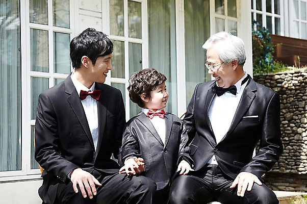 포토 JPG 주간 라이프스타일 할아버지 노년 남자 행복 아들 어린이 결혼 가족 손자 미소 웃음 사람 앉기 동양인 정장 턱시도 소년 성인 야외 앞모습 세명 30대 실버라이프 부모 마주보기 손잡기 한국인 자녀 아빠 축복 60대 가족사진 리마인드웨딩 부자지간 남자만 국내포토 자연요소 옷 감정 뷰포인트 컨셉 관계 모션 표정 인종 이벤트 생활 장년 손주 파일형식 단체사진