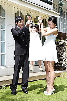 포토 JPG 주간 전신 라이프스타일 드레스 여자 남자 딸 행복 어린이 결혼 가족 놀이 서기 미소 웃음 사람 동양인 정장 턱시도 소녀 잔디 성인 야외 앞모습 세명 30대 부모 손잡기 한국인 자녀 축복 가족사진 국내포토 자연요소 식물 옷 감정 뷰포인트 컨셉 관계 모션 표정 인종 이벤트 생활 장년 파일형식 단체사진