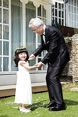 포토 JPG 주간 전신 라이프스타일 드레스 여자 할아버지 노년 남자 행복 어린이 결혼 가족 손녀 서기 미소 웃음 사람 동양인 정장 턱시도 소녀 잔디 성인 야외 두명 옆모습 실버라이프 마주보기 손잡기 한국인 축복 60대 리마인드웨딩 국내포토 자연요소 식물 옷 감정 뷰포인트 컨셉 관계 모션 표정 인종 이벤트 생활 손주 파일형식