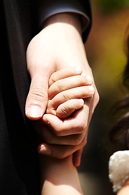 포토 JPG 주간 손 행복 어린이 신체 가족 사람 근접촬영 성인 야외 두명 아웃포커스 신체부위 손잡기 축복 국내포토 자연요소 감정 뷰포인트 컨셉 관계 모션 촬영기법 파일형식