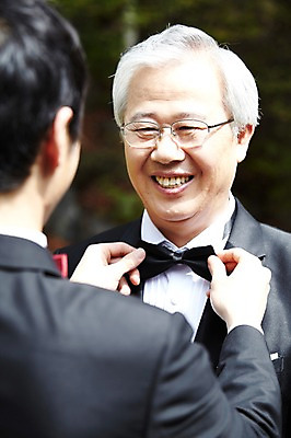 포토 JPG 주간 라이프스타일 할아버지 노년 남자 행복 안경 아들 신랑 결혼 가족 나비넥타이 미소 웃음 사람 동양인 정장 턱시도 상반신 성인 야외 두명 앞모습 뒷모습 아웃포커스 30대 실버라이프 부모 한국인 자녀 아빠 축복 60대 리마인드웨딩 몸단장 부자지간 남자만 안경낌 국내포토 자연요소 잡화 옷 감정 뷰포인트 컨셉 관계 넥타이 촬영기법 표정 인종 이벤트 생활 장년 파일형식