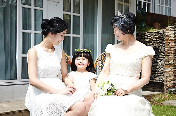 포토 JPG 주간 라이프스타일 여자 노년 딸 행복 할머니 어린이 부케 웨딩드레스 결혼 가족 모녀 엄마 손녀 미소 웃음 들기 사람 앉기 동양인 소녀 성인 야외 앞모습 세명 30대 실버라이프 부모 손잡기 한국인 자녀 축복 60대 며느리 가족사진 리마인드웨딩 여자만 국내포토 자연요소 드레스 감정 뷰포인트 꽃다발 컨셉 관계 모션 표정 인종 이벤트 생활 장년 손주 파일형식 단체사진