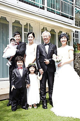 포토 JPG 주간 전신 라이프스타일 여자 할아버지 노년 남자 딸 행복 아들 할머니 어린이 부케 웨딩드레스 결혼 가족 안기 엄마 손자 손녀 대가족 서기 미소 웃음 들기 사람 동양인 정장 턱시도 소녀 소년 잔디 여러명 성인 야외 앞모습 30대 실버라이프 부모 손잡기 한국인 자녀 아기 아빠 축복 60대 손주 며느리 가족사진 리마인드웨딩 국내포토 자연요소 식물 드레스 옷 감정 뷰포인트 꽃다발 다수 컨셉 관계 모션 표정 인종 이벤트 생활 장년 파일형식 단체사진