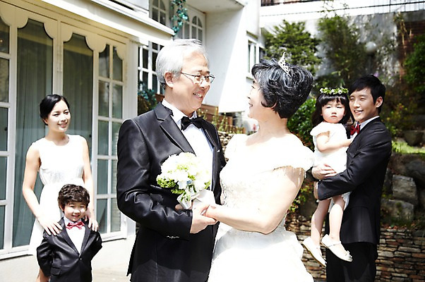 포토 JPG 주간 라이프스타일 여자 할아버지 노년 남자 딸 행복 아들 할머니 어린이 부케 웨딩드레스 결혼 가족 안기 엄마 손자 손녀 대가족 서기 미소 웃음 들기 사람 동양인 정장 턱시도 소녀 소년 여러명 성인 야외 30대 실버라이프 부모 마주보기 한국인 자녀 아빠 축복 60대 손주 며느리 가족사진 리마인드웨딩 국내포토 자연요소 드레스 옷 감정 꽃다발 다수 컨셉 관계 모션 표정 인종 이벤트 생활 장년 파일형식 단체사진