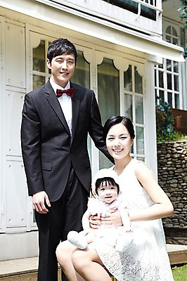 포토 JPG 주간 라이프스타일 드레스 여자 남자 딸 행복 결혼 가족 서기 미소 웃음 사람 앉기 동양인 정장 턱시도 성인 야외 앞모습 세명 30대 부모 한국인 자녀 아기 축복 국내포토 자연요소 옷 감정 뷰포인트 컨셉 관계 모션 표정 인종 이벤트 생활 장년 파일형식