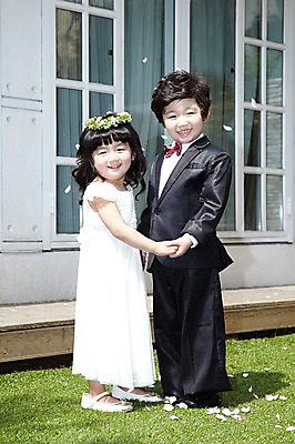 포토 JPG 주간 전신 라이프스타일 여자 남자 딸 행복 아들 어린이 웨딩드레스 결혼 가족 남매 서기 미소 웃음 사람 동양인 정장 턱시도 소녀 소년 잔디 야외 두명 옆모습 마주보기 손잡기 한국인 축복 여동생 동생 오빠 어린이만 국내포토 자연요소 식물 드레스 옷 감정 뷰포인트 컨셉 관계 모션 표정 인종 이벤트 생활 파일형식