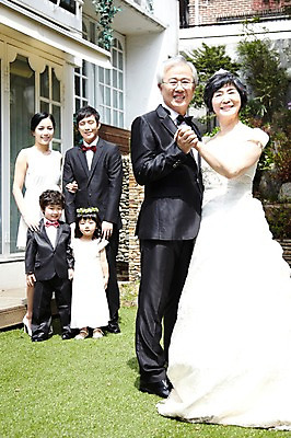 포토 JPG 주간 전신 라이프스타일 여자 할아버지 노년 남자 딸 행복 아들 할머니 어린이 웨딩드레스 결혼 가족 엄마 손자 손녀 대가족 서기 미소 웃음 사람 동양인 정장 턱시도 소녀 소년 잔디 여러명 성인 야외 앞모습 30대 실버라이프 부모 손잡기 한국인 자녀 춤 아빠 축복 60대 손주 며느리 가족사진 리마인드웨딩 국내포토 자연요소 식물 드레스 옷 감정 뷰포인트 다수 컨셉 관계 모션 문화예술 표정 인종 이벤트 생활 장년 파일형식 단체사진