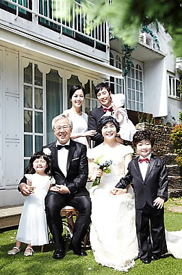 포토 JPG 주간 전신 라이프스타일 여자 할아버지 노년 남자 딸 행복 아들 할머니 어린이 부케 웨딩드레스 결혼 가족 안기 엄마 손자 손녀 대가족 서기 미소 웃음 들기 사람 앉기 동양인 정장 턱시도 소녀 소년 잔디 여러명 성인 야외 앞모습 30대 실버라이프 부모 손잡기 한국인 자녀 아기 아빠 축복 60대 손주 며느리 가족사진 리마인드웨딩 국내포토 자연요소 식물 드레스 옷 감정 뷰포인트 꽃다발 다수 컨셉 관계 모션 표정 인종 이벤트 생활 장년 파일형식 단체사진