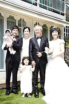 포토 JPG 주간 전신 라이프스타일 여자 할아버지 노년 남자 딸 행복 아들 할머니 어린이 부케 웨딩드레스 결혼 가족 안기 엄마 손녀 대가족 서기 미소 웃음 들기 사람 동양인 정장 턱시도 소녀 잔디 여러명 성인 야외 앞모습 30대 실버라이프 부모 손잡기 한국인 자녀 아기 아빠 축복 60대 며느리 가족사진 리마인드웨딩 국내포토 자연요소 식물 드레스 옷 감정 뷰포인트 꽃다발 다수 컨셉 관계 모션 표정 인종 이벤트 생활 장년 손주 파일형식 단체사진