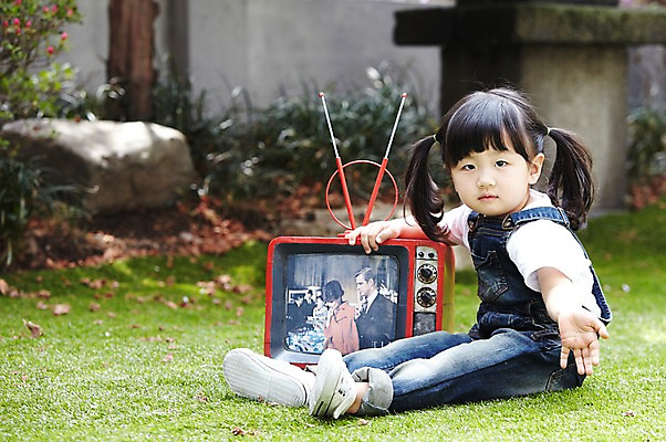 포토 JPG 주간 전신 라이프스타일 여자 어린이라이프 어린이 양갈래머리 한명 사람 앉기 동양인 소녀 잔디 야외 아웃포커스 텔레비전 한국인 멜빵바지 즐거움 여자만 여자한명만 어린이만 소녀만 소녀한명만 국내포토 자연요소 식물 1 헤어스타일 감정 바지 모션 촬영기법 인종 생활 전자제품 멜빵 파일형식