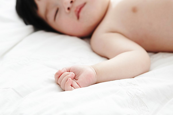 포토 JPG 라이프스타일 손 여자 어린이라이프 신체 실내 한명 사람 동양인 아웃포커스 신체부위 눕기 귀여움 아기 잠 아기만 국내포토 1 어린이 컨셉 모션 촬영기법 인종 내부 생활 파일형식
