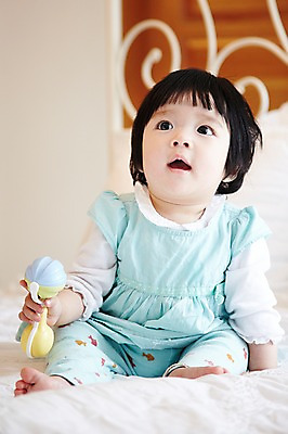 포토 JPG 전신 라이프스타일 응시 여자 어린이라이프 실내 한명 사람 앉기 동양인 앞모습 아웃포커스 장난감 귀여움 침실 침대 아기 딸랑이 여자만 여자한명만 아기만 여자아기만 여자아기한명만 국내포토 1 시선 어린이 뷰포인트 가구 컨셉 모션 촬영기법 인종 내부 생활 아기용품 파일형식