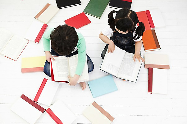 포토 JPG 전신 라이프스타일 응시 여자 어린이교육 교육 남자 어린이라이프 어린이 가족 실내 남매 들기 사람 앉기 동양인 소녀 소년 두명 책 하이앵글 독서 한국인 즐거움 어린이만 국내포토 시선 감정 뷰포인트 관계 모션 인종 내부 생활 파일형식