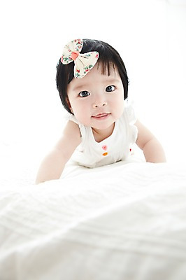 포토 JPG 라이프스타일 여자 어린이라이프 엎드리기 한명 사람 동양인 상반신 앞모습 귀여움 아기 머리핀 여자만 여자한명만 아기만 여자아기만 여자아기한명만 국내포토 1 어린이 뷰포인트 컨셉 장신구 모션 인종 생활 파일형식