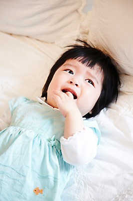 포토 JPG 라이프스타일 응시 여자 어린이라이프 베개 한명 사람 동양인 상반신 앞모습 하이앵글 눕기 귀여움 침실 침대 아기 여자만 여자한명만 아기만 여자아기만 여자아기한명만 국내포토 1 시선 어린이 뷰포인트 가구 컨셉 침구 모션 인종 생활 파일형식