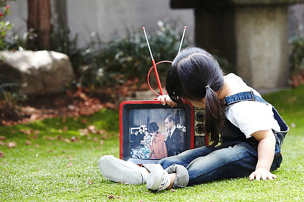 포토 JPG 주간 전신 라이프스타일 여자 어린이라이프 어린이 양갈래머리 한명 사람 앉기 동양인 소녀 잔디 야외 아웃포커스 텔레비전 한국인 멜빵바지 즐거움 여자만 여자한명만 어린이만 소녀만 소녀한명만 국내포토 자연요소 식물 1 헤어스타일 감정 바지 모션 촬영기법 인종 생활 전자제품 멜빵 파일형식