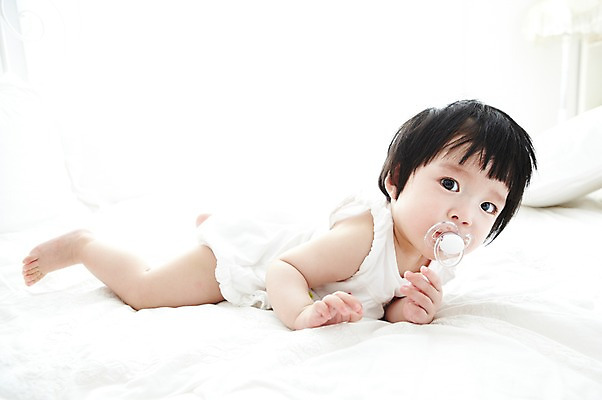 포토 JPG 전신 라이프스타일 여자 어린이라이프 한명 사람 동양인 눕기 귀여움 침실 침대 아기 물기 노리개젖꼭지 여자만 여자한명만 아기만 여자아기만 여자아기한명만 국내포토 1 어린이 가구 컨셉 모션 인종 생활 아기용품 파일형식