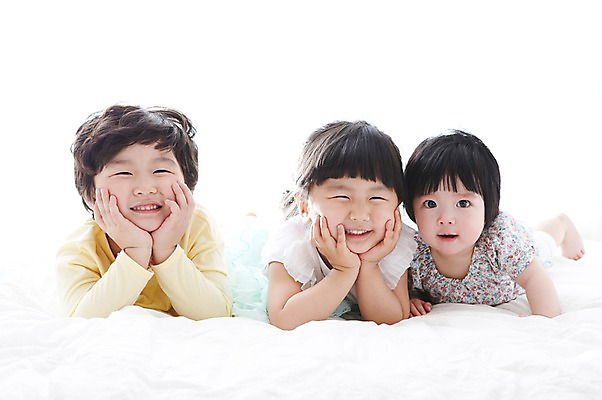 포토 JPG 전신 라이프스타일 여자 남자 어린이라이프 어린이 엎드리기 가족 실내 남매 미소 웃음 사람 동양인 소녀 소년 앞모습 세명 턱괴기 침실 한국인 침대 아기 즐거움 국내포토 감정 뷰포인트 가구 관계 모션 표정 인종 내부 생활 파일형식