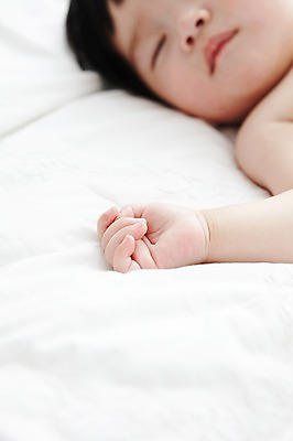 포토 JPG 라이프스타일 손 여자 어린이라이프 신체 실내 한명 사람 동양인 아웃포커스 신체부위 눕기 귀여움 아기 잠 아기만 국내포토 1 어린이 컨셉 모션 촬영기법 인종 내부 생활 파일형식