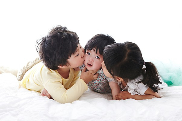 포토 JPG 전신 라이프스타일 여자 남자 어린이라이프 어린이 엎드리기 가족 키스 실내 남매 사람 동양인 소녀 소년 앞모습 세명 침실 한국인 침대 아기 즐거움 국내포토 감정 뷰포인트 가구 관계 모션 인종 내부 생활 애정표현 파일형식