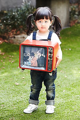 포토 JPG 주간 전신 라이프스타일 여자 어린이라이프 어린이 양갈래머리 한명 서기 들기 사람 동양인 소녀 잔디 야외 앞모습 아웃포커스 텔레비전 한국인 멜빵바지 즐거움 여자만 여자한명만 어린이만 소녀만 소녀한명만 국내포토 자연요소 식물 1 헤어스타일 감정 뷰포인트 바지 모션 촬영기법 인종 생활 전자제품 멜빵 파일형식