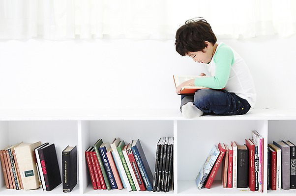 포토 JPG 전신 라이프스타일 응시 어린이교육 교육 남자 어린이라이프 어린이 책장 실내 한명 사람 앉기 동양인 소년 옆모습 책 독서 한국인 커튼 즐거움 남자만 남자한명만 어린이만 소년만 소년한명만 국내포토 1 시선 감정 뷰포인트 가구 모션 인종 내부 생활 파일형식