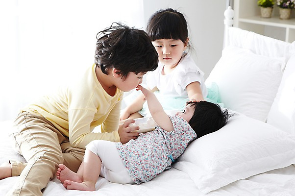 포토 JPG 전신 라이프스타일 여자 남자 어린이라이프 어린이 가족 베개 실내 남매 사람 앉기 동양인 소녀 소년 옆모습 세명 눕기 침실 한국인 침대 아기 젖병 즐거움 국내포토 감정 뷰포인트 가구 관계 침구 모션 인종 내부 생활 아기용품 파일형식