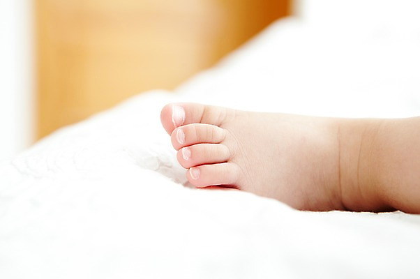 포토 JPG 라이프스타일 어린이라이프 신체 발 실내 한명 사람 근접촬영 아웃포커스 신체부위 귀여움 아기 발가락 아기만 국내포토 1 어린이 뷰포인트 컨셉 촬영기법 내부 생활 파일형식