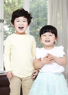 포토 JPG 라이프스타일 여자 남자 어린이라이프 어린이 가족 실내 남매 서기 미소 웃음 사람 동양인 소녀 소년 두명 앞모습 아웃포커스 한국인 즐거움 어린이만 국내포토 감정 뷰포인트 관계 모션 촬영기법 표정 인종 내부 생활 파일형식