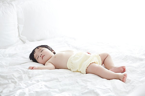 포토 JPG 전신 라이프스타일 여자 어린이라이프 베개 실내 한명 사람 동양인 눕기 귀여움 눈감음 침실 침대 아기 잠 여자만 여자한명만 아기만 여자아기만 여자아기한명만 국내포토 1 어린이 가구 컨셉 침구 모션 인종 내부 생활 파일형식