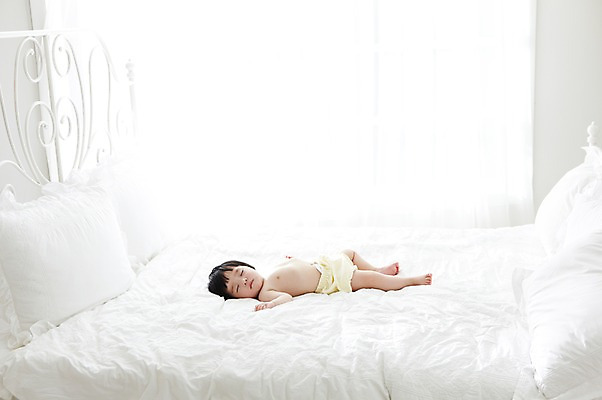 포토 JPG 전신 라이프스타일 여자 어린이라이프 베개 실내 한명 사람 동양인 옆모습 눕기 귀여움 눈감음 침실 침대 아기 잠 여자만 여자한명만 아기만 여자아기만 여자아기한명만 국내포토 1 어린이 뷰포인트 가구 컨셉 침구 모션 인종 내부 생활 파일형식