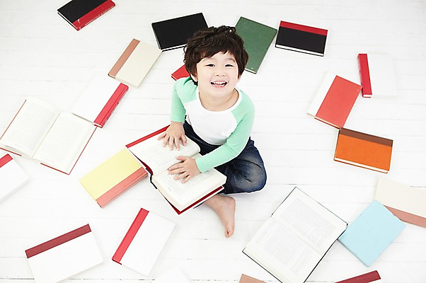 포토 JPG 전신 라이프스타일 응시 어린이교육 교육 남자 어린이라이프 어린이 실내 한명 미소 웃음 사람 앉기 동양인 소년 책 하이앵글 독서 한국인 올려보기 개구쟁이 즐거움 남자만 남자한명만 어린이만 소년만 소년한명만 국내포토 1 시선 감정 뷰포인트 모션 표정 인종 내부 생활 파일형식