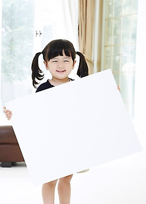 포토 JPG 라이프스타일 배너 여자 어린이라이프 어린이 양갈래머리 사각프레임 광고판 실내 한명 서기 미소 웃음 들기 사람 동양인 소녀 앞모습 아웃포커스 한국인 알림 즐거움 여자만 여자한명만 어린이만 소녀만 소녀한명만 국내포토 1 헤어스타일 감정 뷰포인트 모션 프레임 알림판 촬영기법 표정 인종 내부 생활 사각형 판 파일형식